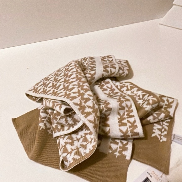 Michael Kors Scarf MK Monogra
Reversible Tan Beige White Knit Logo... - Picture 3 of 11